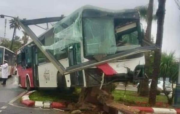 مكناس.. اصطدام حافلة بلوحة إشهارية يخلف عددا من الجرحى